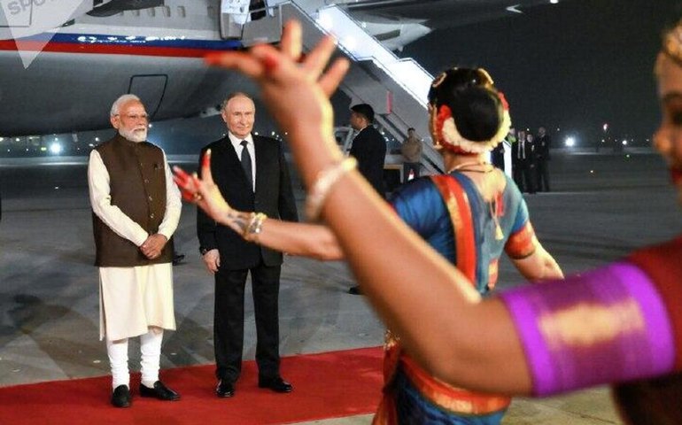 Dançarinas cumprimentam Vladimir Putin após recepção de Narendra Modi