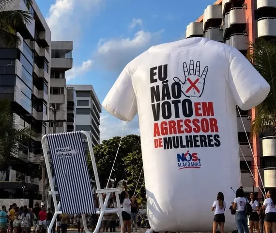 Camisa gigante contra agressores de mulheres viraliza nas redes e chama atenção na orla de Maceió