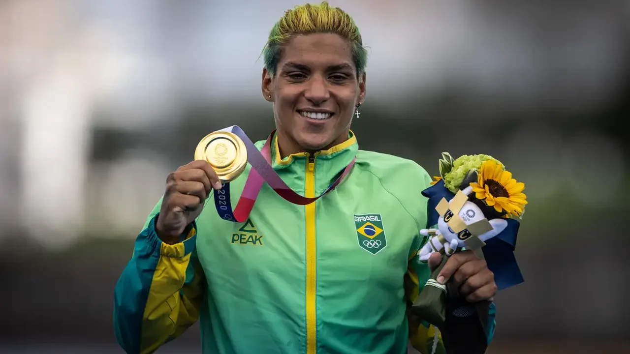 Ana Marcela Cunha completa travessia do Canal da Mancha e bate recorde sul-americano