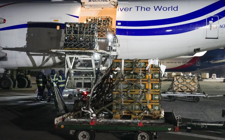 Entregas de ajuda ocidental a Kiev apenas danificarão Ucrânia ainda mais, diz revista