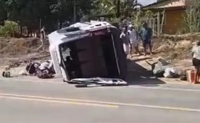 Acidente envolveu a colisão com um carro, mas não deixou feridos graves