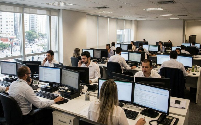 Serviços avançam em todas as cinco atividades em abril, aponta IBGE