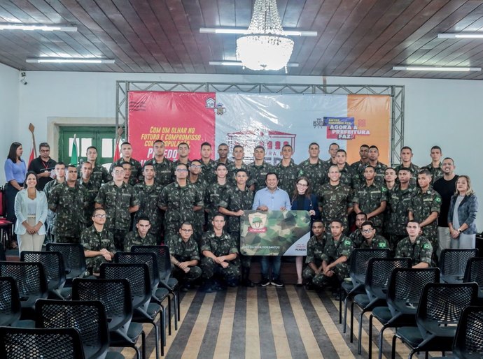 Prefeitura de Penedo entrega cartão do Programa Bolsa Atirador para jovens do Tiro de Guerra