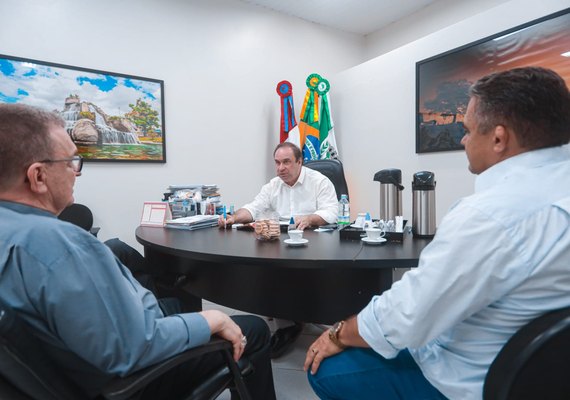 Bispo de Penedo visita o gabinete do prefeito Luciano Barbosa