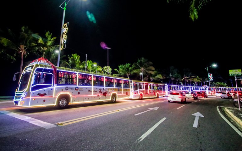 Carreata natalina encanta maceioenses e turistas na orla