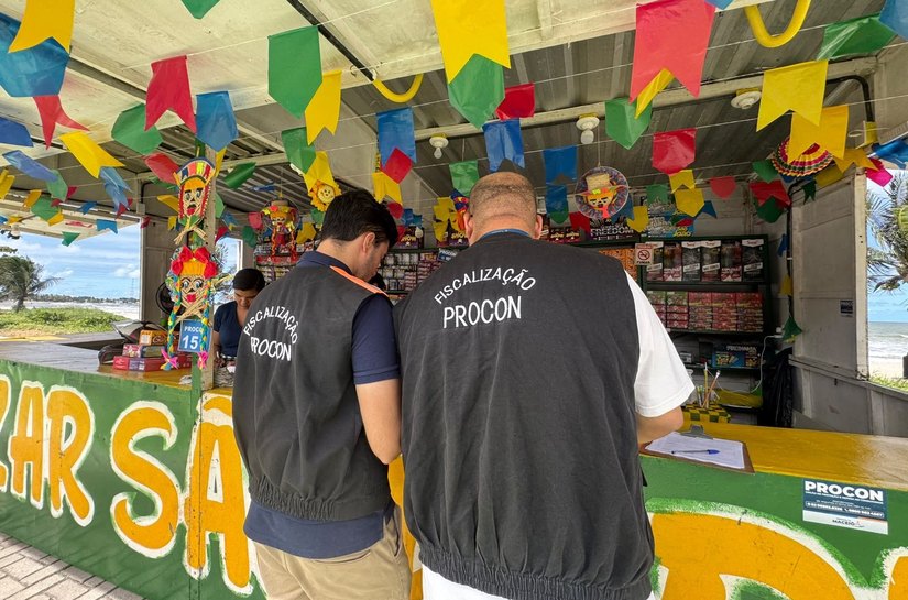 Procon Maceió fiscaliza comércio de fogos de artifício e orienta consumidores sobre compras seguras
