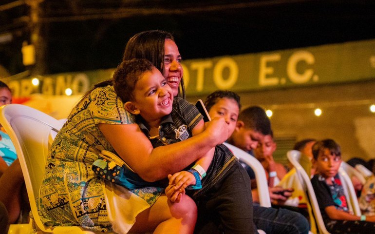 Cine Massa é sucesso em Ipioca e encanta crianças com filme a céu aberto e sorteio de prêmios