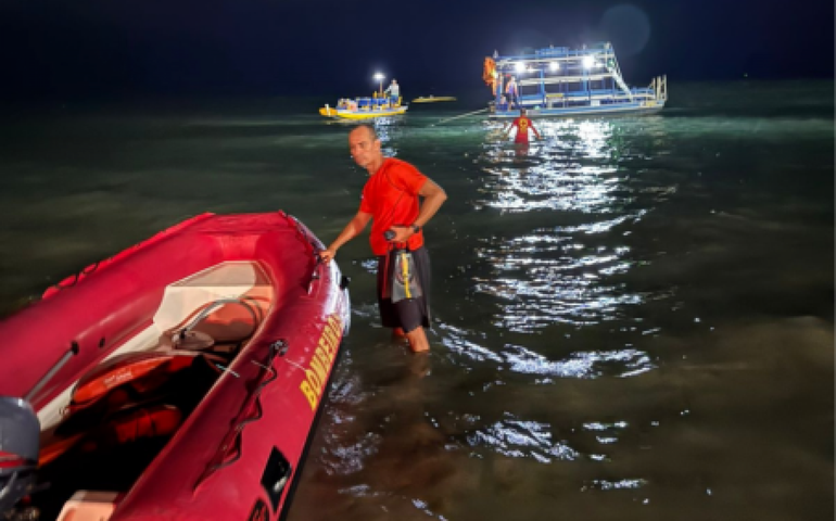 Corpo de Bombeiros resgata 12 pessoas após embarcação virar na Ponta Verde