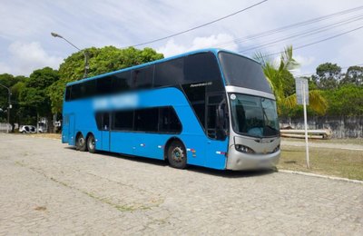 Agentes de trânsito flagram ônibus realizando transporte turístico irregular