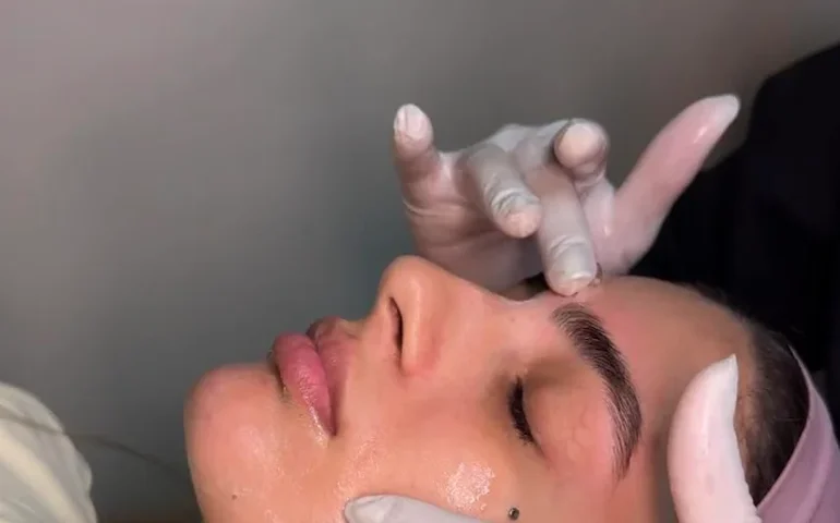 Verão aumenta riscos à saúde da pele e exige cuidados além da rotina básica