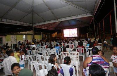  Moradores da Terra da Esperança recebem o primeiro Cinema nos Bairros