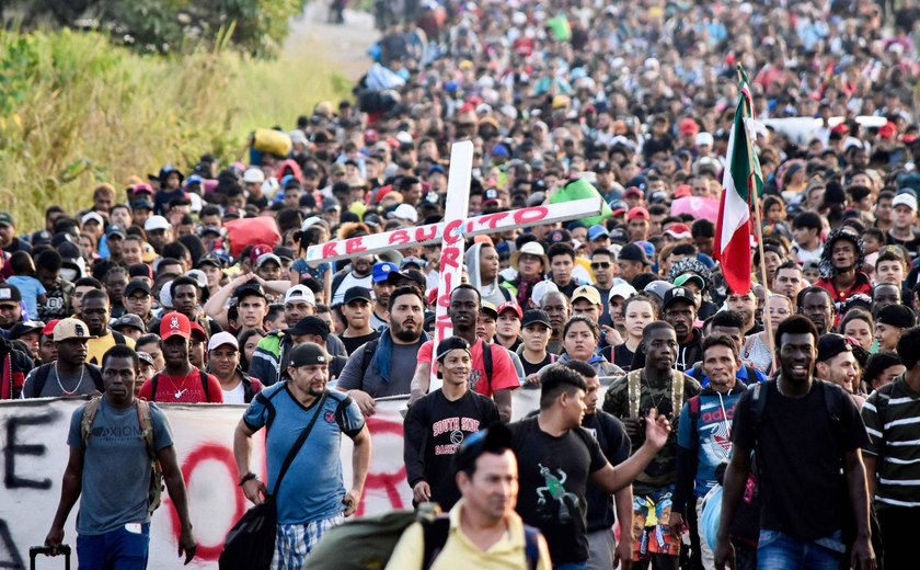 'Êxodo da pobreza': Caravana de migrantes passa o Natal em marcha rumo aos EUA