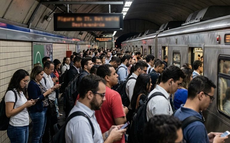 Falha em portas de plataforma afeta três linhas do Metrô de SP