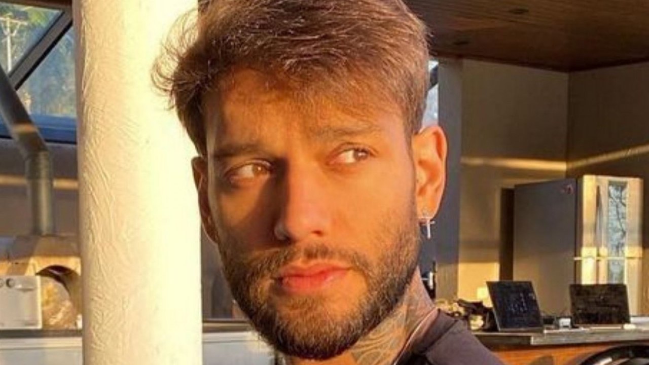 Lucas Lucco recebe primeira dose da vacina contra covid-19