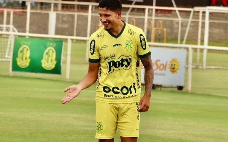 Ex-Flu e Mirassol, Yuri Lima comemora nascimento de filha com cantora Iza: 'Um filhote de leão'