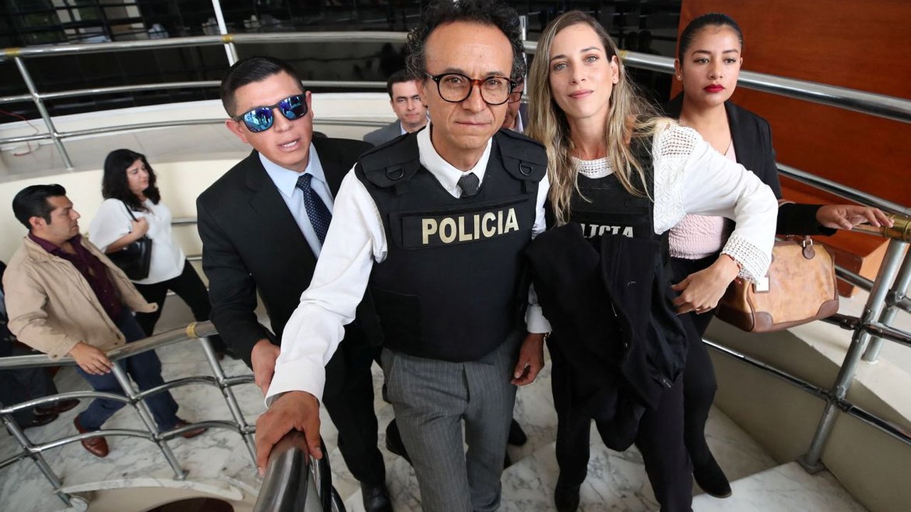 Substituto de candidato assassinado vota com escolta e colete à prova de balas no Equador