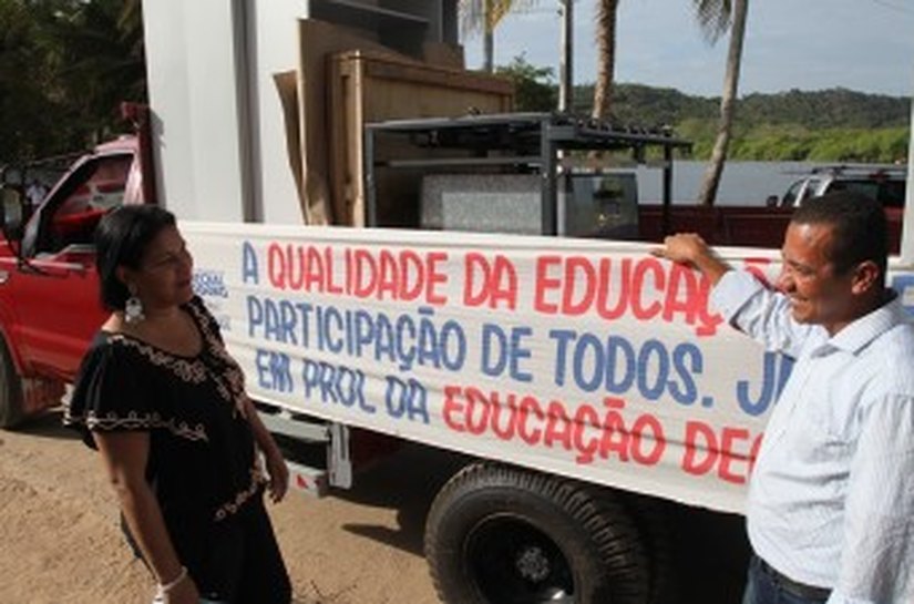 Prefeitura de Marechal entrega móveis novos na escola de Santa Rita