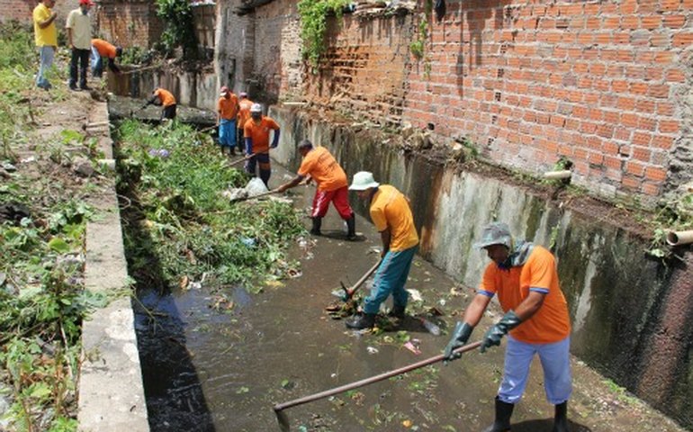 Prefeitura de Arapiraca faz limpeza de canal de esgotamento no Manoel Teles