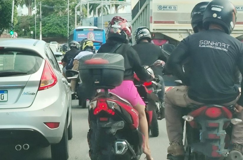 Conduzir motocicleta com calçado que não firme aos pés pode gerar multa