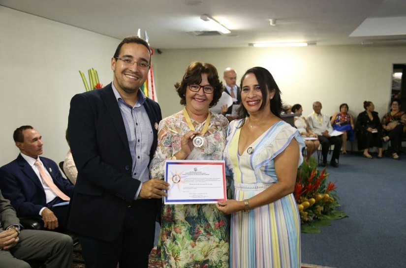 Campo Alegre: secretária é agraciada com a comenda do Mérito Educativo