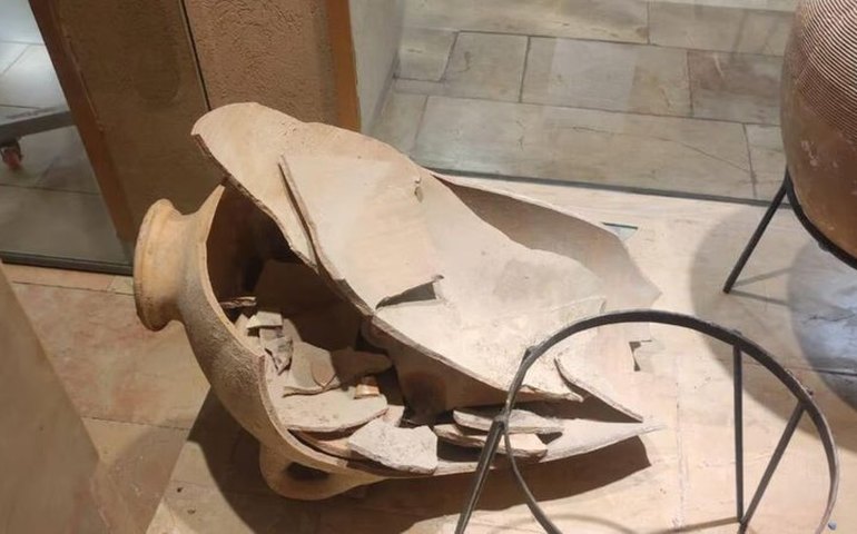 Criança quebra acidentalmente jarro raro de 3,5 mil anos durante visita a museu em Israel