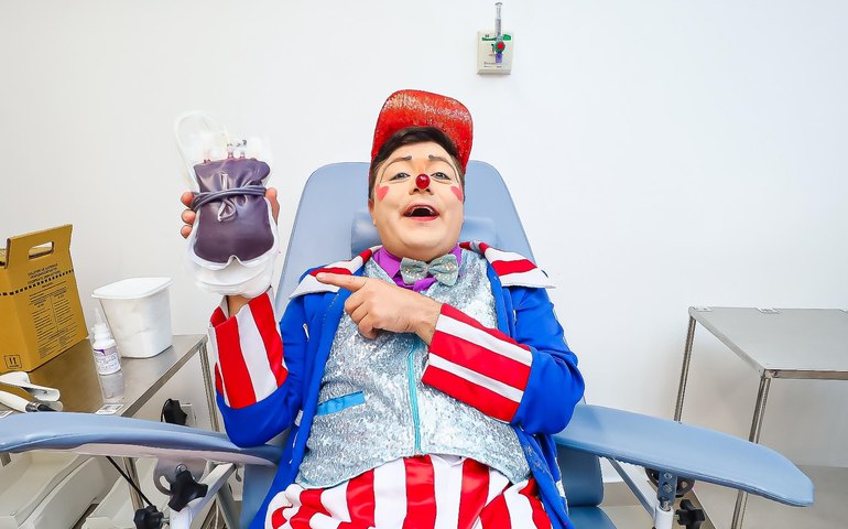 Artistas do Circo Americano realizam doação de sangue e apresentação para usuários do Hemoal