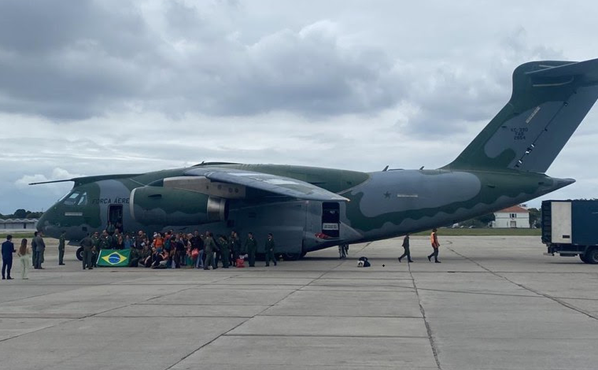 Novo voo de repatriação desembarca no Brasil com 66 brasileiros e três bolivianas