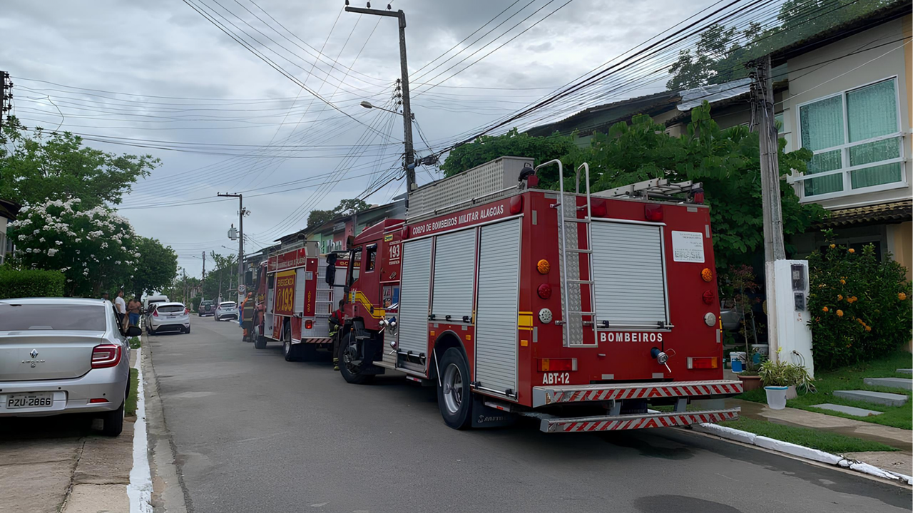 Corpo de Bombeiros combate incêndio em residência e socorre idoso em Arapiraca