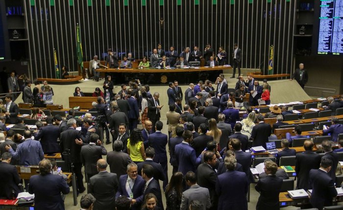 Deputados aprovaram o texto que definiu percentuais de estados e municípios no leilão do pré-sal