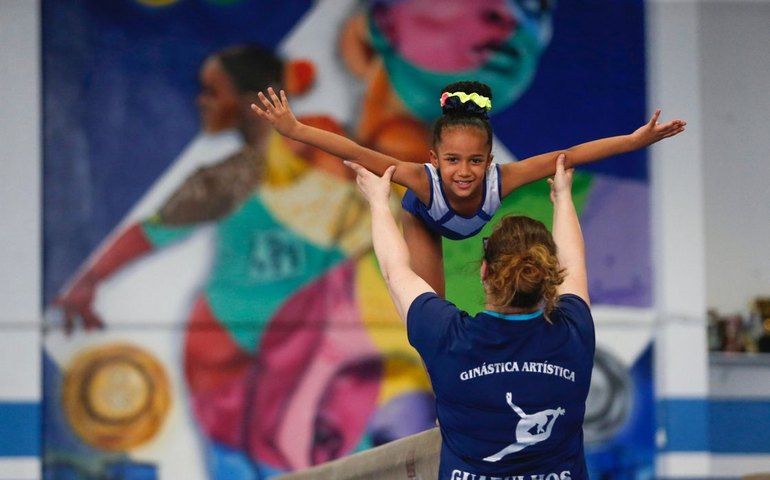 Rebeca retorna aos treinos no Brasil e inspira pequenas ginastas