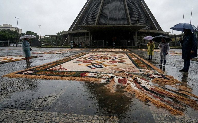 Tapetes de sal da Catedral Metropolitana do Rio são desfeitos pela chuva