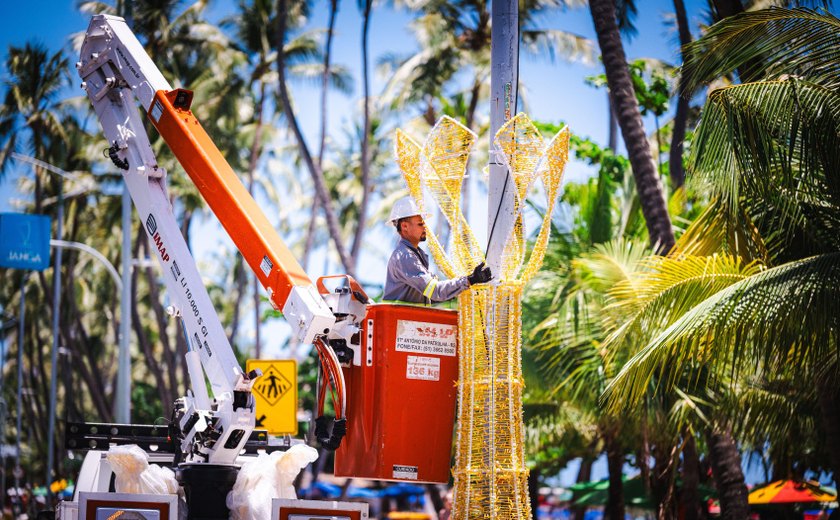 Começa instalação da decoração natalina na orla de Maceió; veja bairros que vão receber