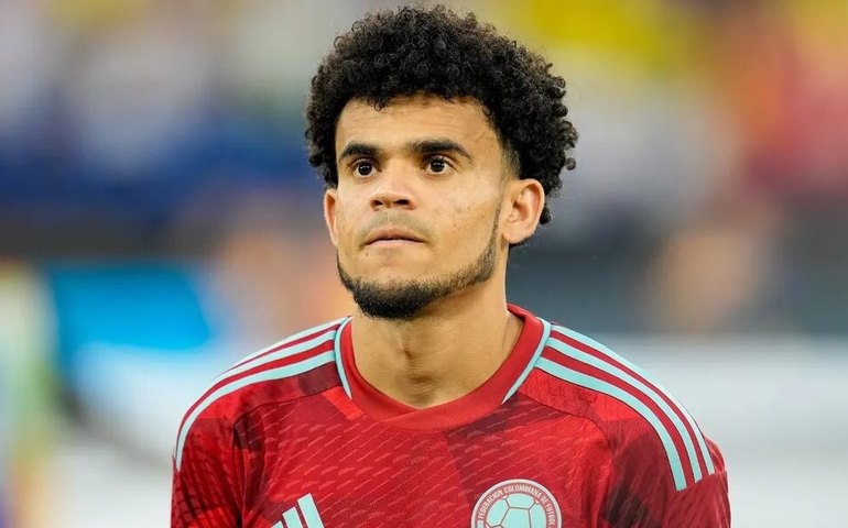 Com pai ainda refém do ELN, Luis Díaz retorna à Inglaterra e é relacionado pelo Liverpool