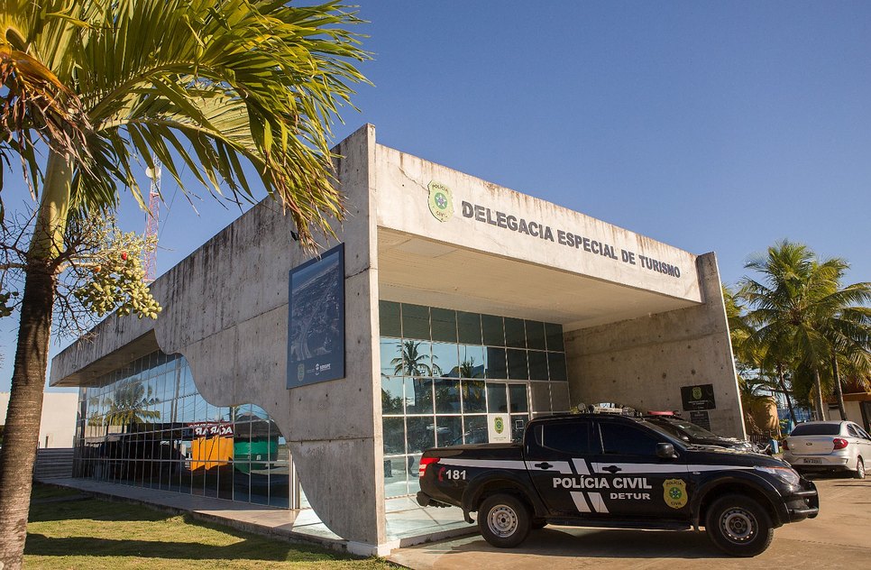 Três transexuais suspeitas de chantagear clientes para programas sexuais são presas em Aracaju; veja fotos das foragidas