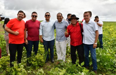 Colheita do “Comida na Mesa” fortalece agricultura familiar e movimenta meio milhão em São Miguel