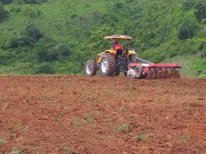 Prefeita Tia Júlia autoriza edição 2025 do Programa Terra Arada em Palmeira dos Índios