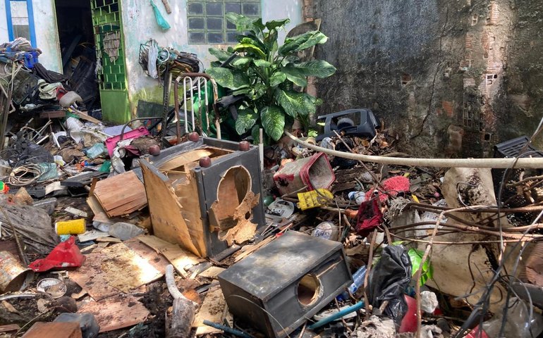 Operação da Vigilância Sanitária recolhe entulhos em residência no Benedito Bentes