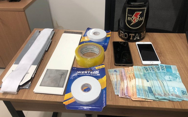 PM prende dupla suspeita de furtar cédulas em caixa eletrônico de agência bancária no Farol