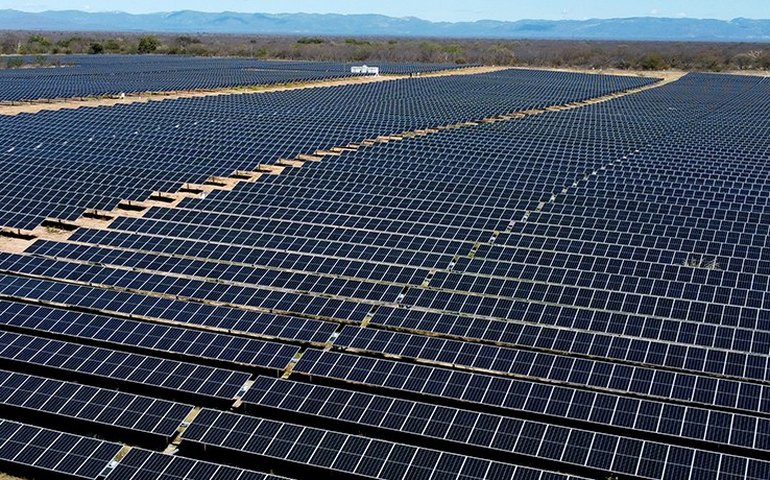 Grandes usinas solares no Brasil atingem 15 GW, mas sofrem cortes do ONS, diz Absolar