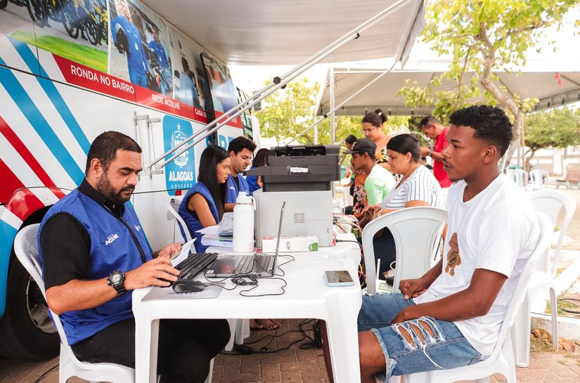 Ônibus itinerante da Seprev leva serviços gratuitos a Água Branca e Arapiraca