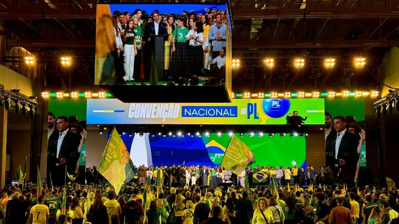 Flávio Bolsonaro oficializa candidatura a presidente com apoio de Milei em SP