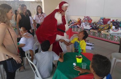 Crianças das casas de acolhimento em Maceió festejam Natal