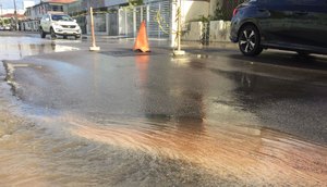 Cano estourado causa desabastecimento de água na Zona Sul de Aracaju / Foto: Foto: Aline Aragão/TV Atalaia