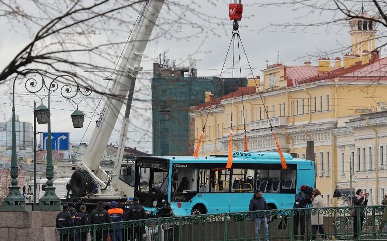 Pelo menos três pessoas morrem após ônibus descontrolado bater em carros e despencar de ponte, na Rússia; vídeo