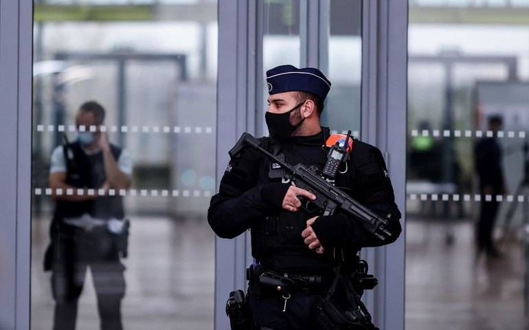 Consulado do Irã em Paris é isolado após homem supostamente entrar com bomba no local