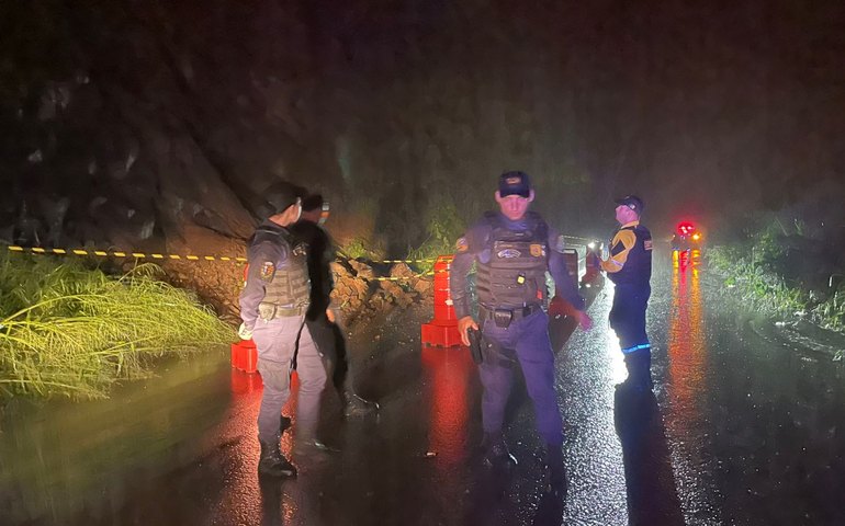 Chuvas fortes causam deslizamentos e interditam trecho da AL-210 em Quebrangulo