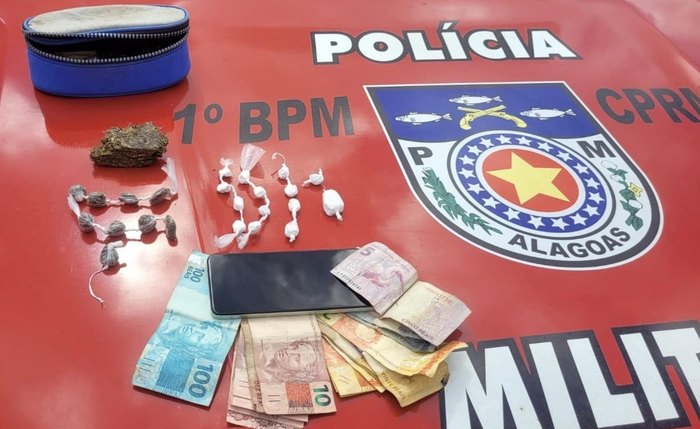 Em ocorrência no bairro do Trapiche da Barra, em Maceió, a PM apreendeu dinheiro, celular e drogas