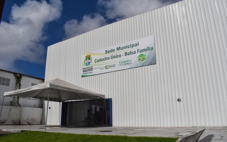 Prefeito Rui Palmeira visita nova sede do Cadastro Único