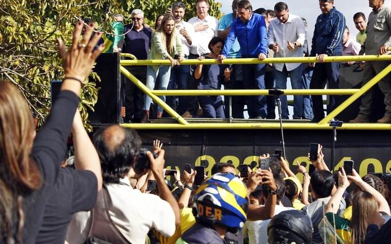 De tornozeleira, Bolsonaro participa de motociata em Brasília