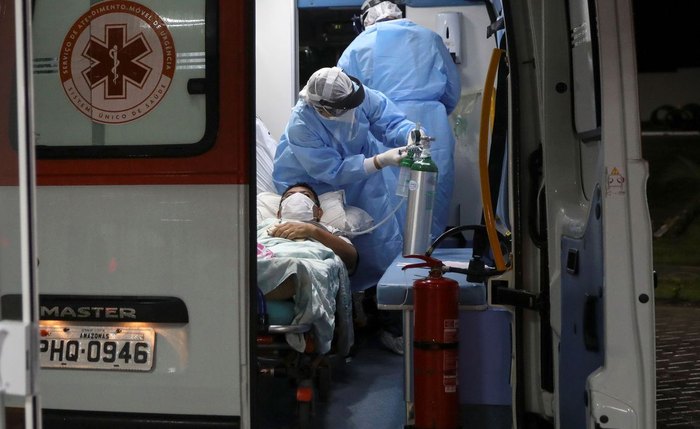 Homem com Coronavírus é transportado em ambulância do Samu